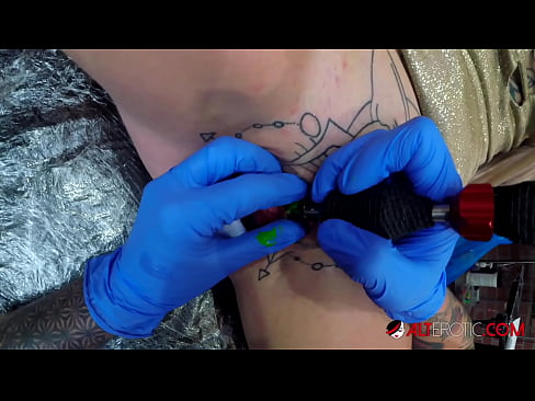 ❤️ Il-hottie tatwaġġjata ħafna Sully Savage għamlet tatwaġġ fuq il-klitoris tagħha ❤️❌ Video anali f'mt.verhentai.ru